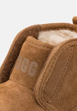 Ugg Accessible Neumel Ez-Fit Unisex - Korte Laarzen - Chestnut -Kinder Kleding Winkel 0d9ca48353be40a4a13fe8b7f99f5a42 scaled