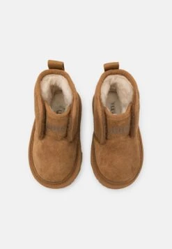 Ugg Accessible Neumel Ez-Fit Unisex - Korte Laarzen - Chestnut -Kinder Kleding Winkel 15d0b0b00b8d4815b6c19de1424237ce scaled
