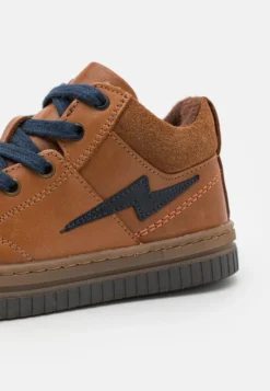 Friboo Sneakers Laag - Cognac -Kinder Kleding Winkel 20afb5dee7a144bbafa4da6f4730be3e scaled