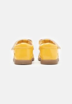 Friboo Sandalen - Yellow -Kinder Kleding Winkel 4cf94b0983bc467b87be7b541ab04b6c scaled