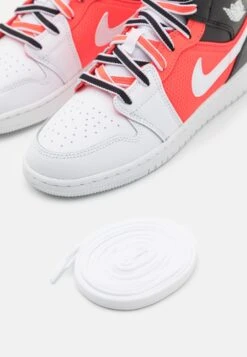 Air Jordan 1 Mid Unisex - Basketbalschoenen - Black/White/Infrared -Kinder Kleding Winkel b4c67b3f313246059ea3fb850cef2934 scaled