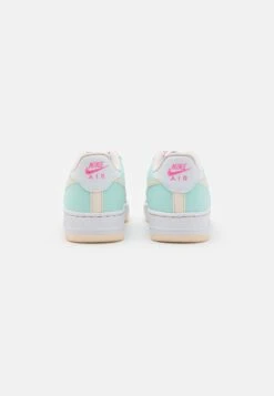 Nike Sportswear Air Force 1 Unisex - Sneakers Laag - Jade Ice/Guava Ice/White/Pink Spell -Kinder Kleding Winkel fbbcafafaa1946b7b4899aa0a2952218 scaled